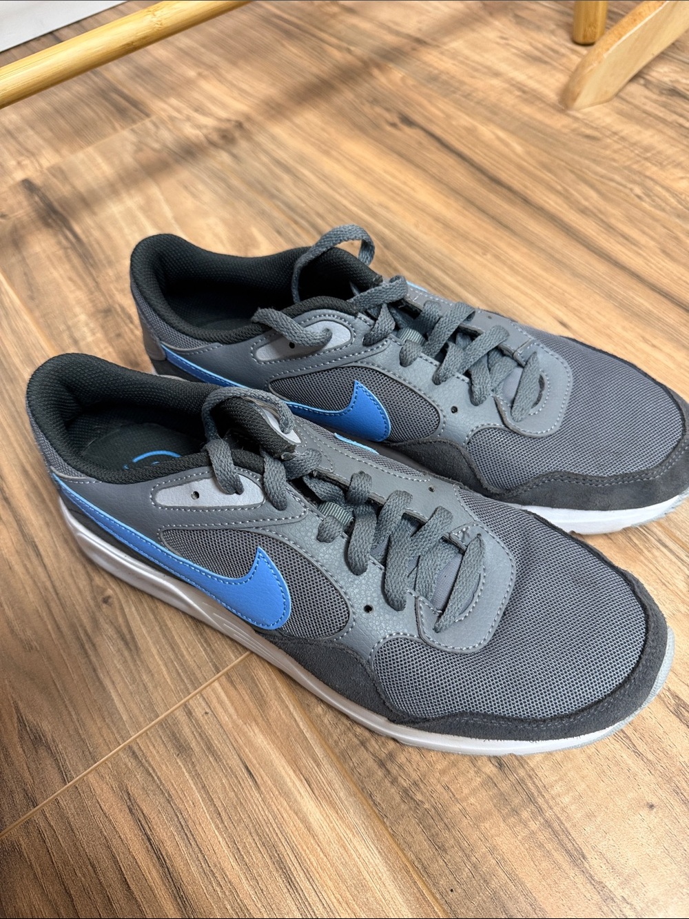 Nike Air Max SC sneakers in a Cool Grey and University Blue colorway